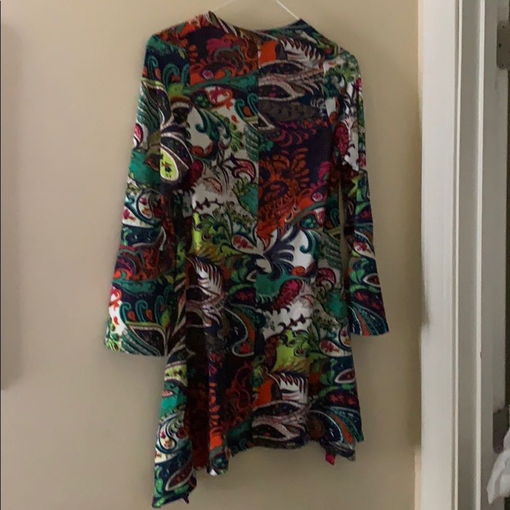 Small flare sleeve top. - Picture 4 of 4